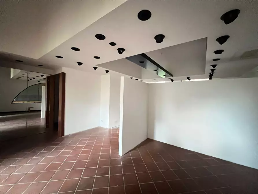 Immagine 4 di Attività commerciale in vendita  in Corso Italia a Pisa