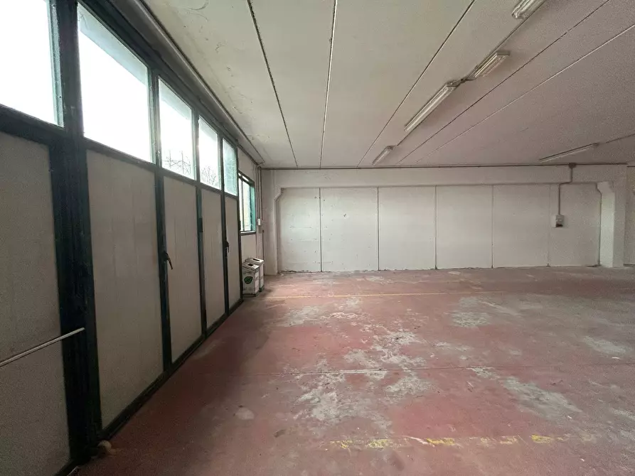 Immagine 2 di Attività commerciale in affitto  in via etruria a Cascina