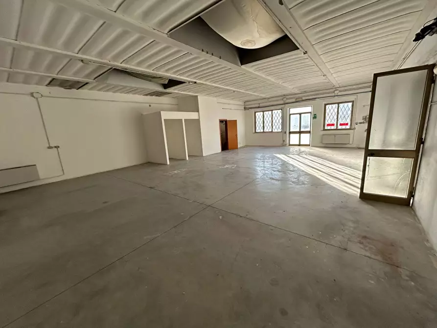 Immagine 5 di Attività commerciale in affitto  in Via Etruria a Cascina