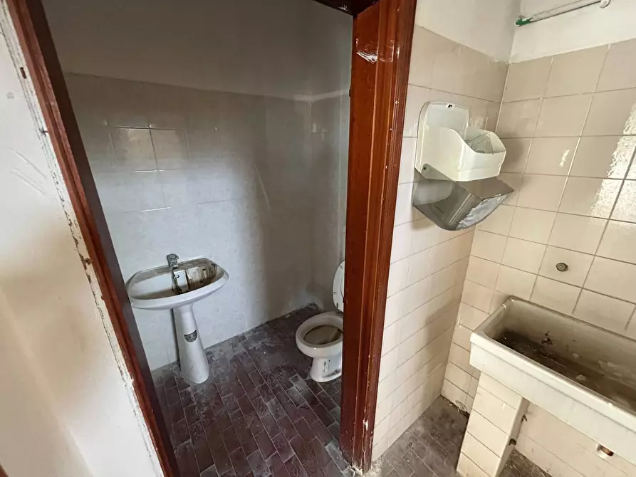 Immagine 6 di Attività commerciale in affitto  in Via Etruria a Cascina