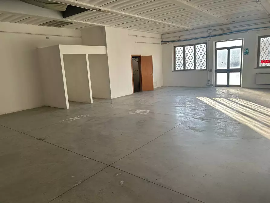 Immagine 8 di Attività commerciale in affitto  in Via Etruria a Cascina