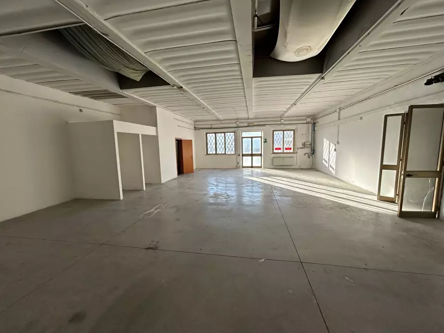 Immagine 9 di Attività commerciale in affitto  in Via Etruria a Cascina