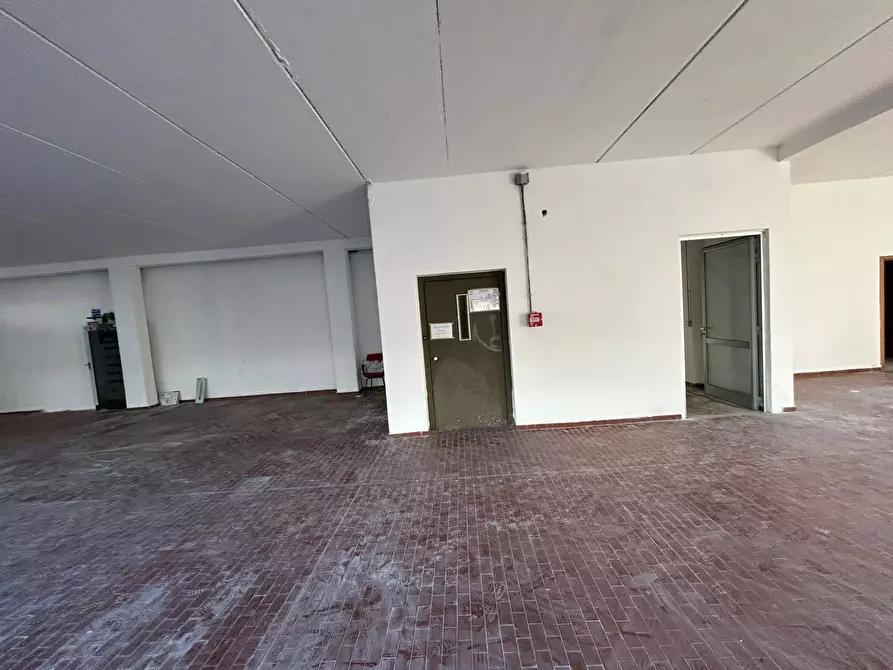Immagine 11 di Attività commerciale in affitto  in Via Etruria a Cascina