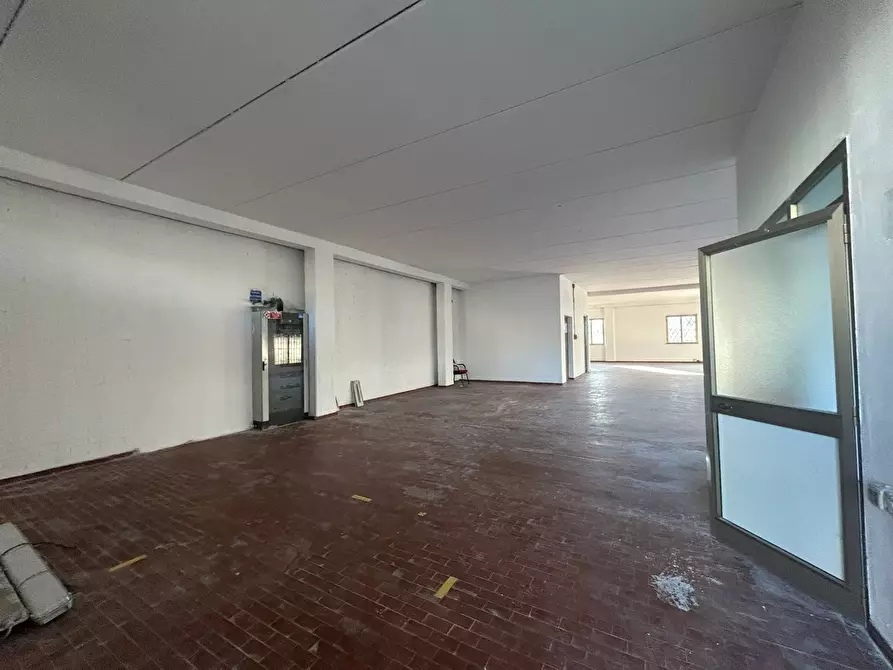 Immagine 12 di Attività commerciale in affitto  in Via Etruria a Cascina
