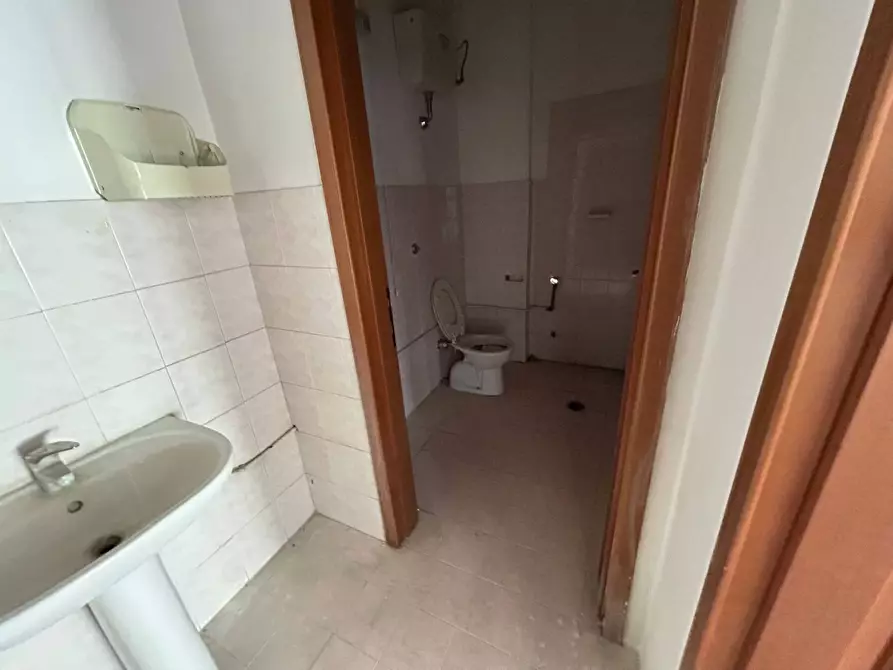 Immagine 10 di Attività commerciale in affitto  in Via Etruria a Cascina