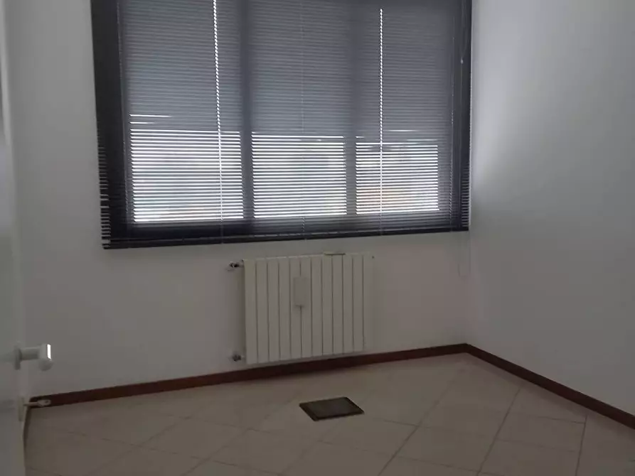 Immagine 8 di Attività commerciale in affitto  in via di MTegulaia a Pisa