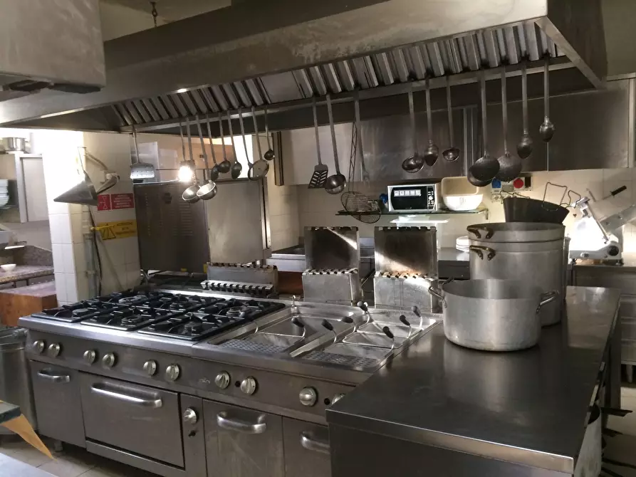 Immagine 4 di Attività commerciale in vendita  in Viale Del Tirreno a Pisa