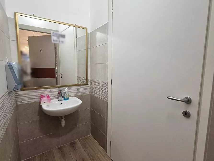 Immagine 9 di Locale commerciale in vendita  in Via Onorato II Gaetani a Fondi