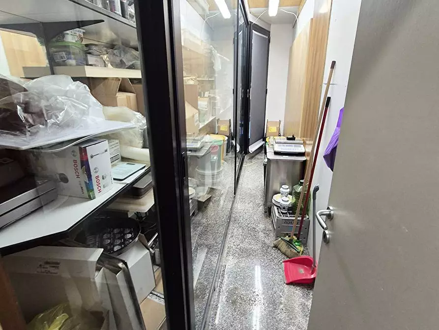 Immagine 15 di Locale commerciale in vendita  in Via Onorato II Gaetani a Fondi