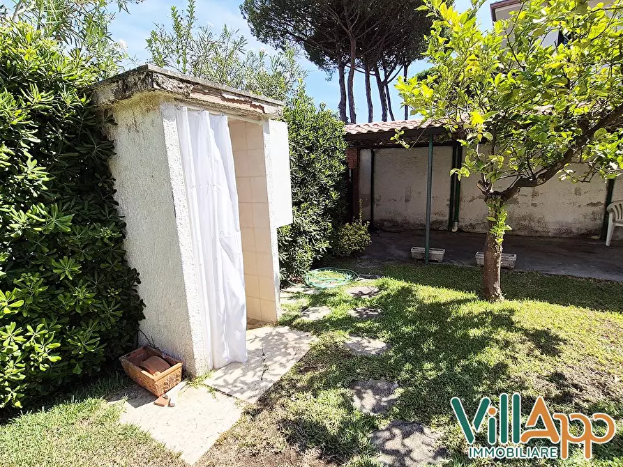 Immagine 30 di Villa in vendita  in Viale delle Rose a Fondi