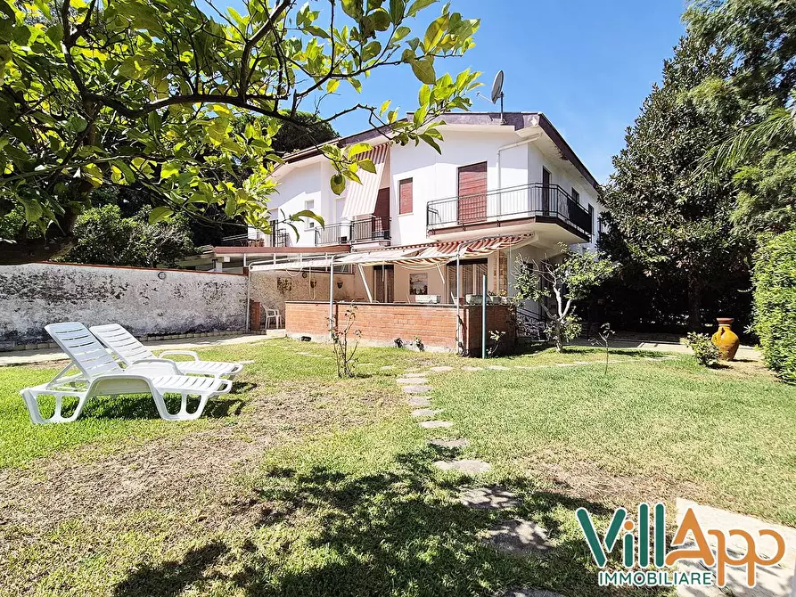 Immagine 1 di Villa in vendita  in Viale delle Rose a Fondi