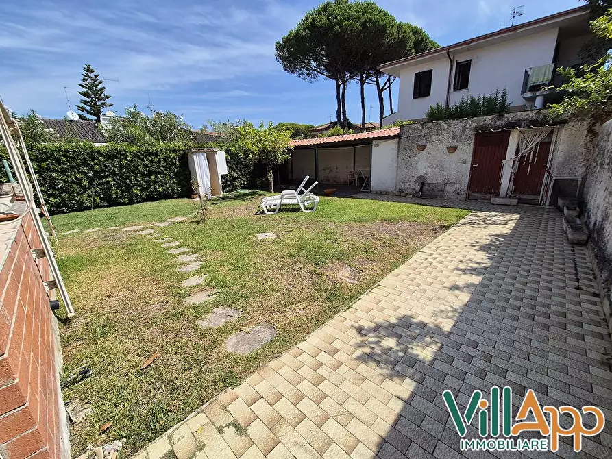 Immagine 28 di Villa in vendita  in Viale delle Rose a Fondi