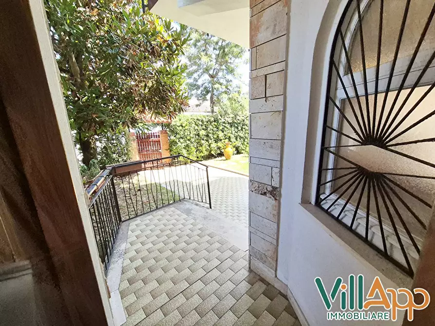 Immagine 27 di Villa in vendita  in Viale delle Rose a Fondi