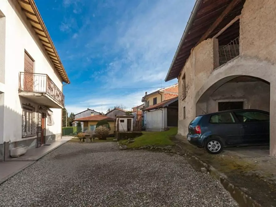 Immagine 3 di Palazzo in vendita  in Via Giuseppe Garibaldi a Biandronno