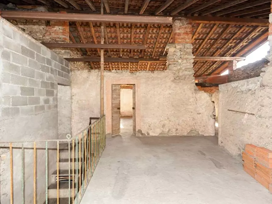 Immagine 20 di Palazzo in vendita  in Via Giuseppe Garibaldi a Biandronno