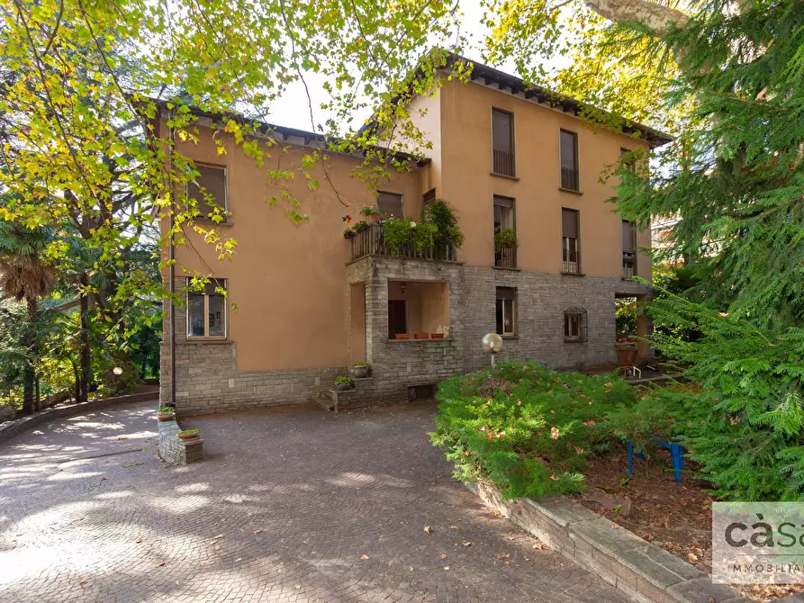 Immagine 1 di Villa in vendita  in Viale Aguggiari a Varese