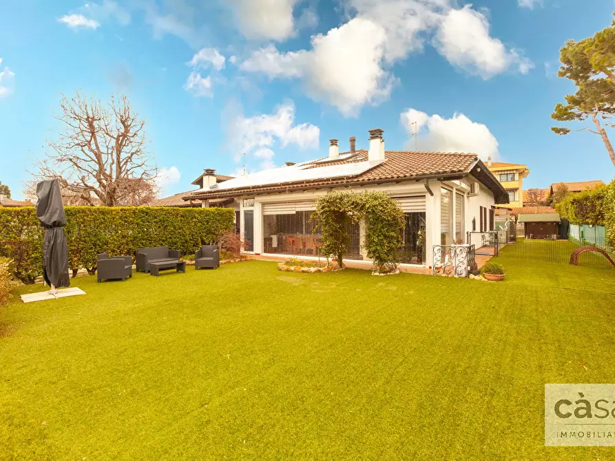 Immagine 1 di Villa in vendita  in Via Del Bacino a Varese