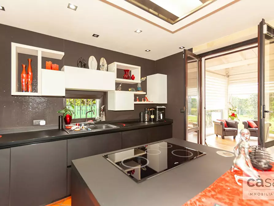 Immagine 3 di Villa in vendita  in Via Del Bacino a Varese