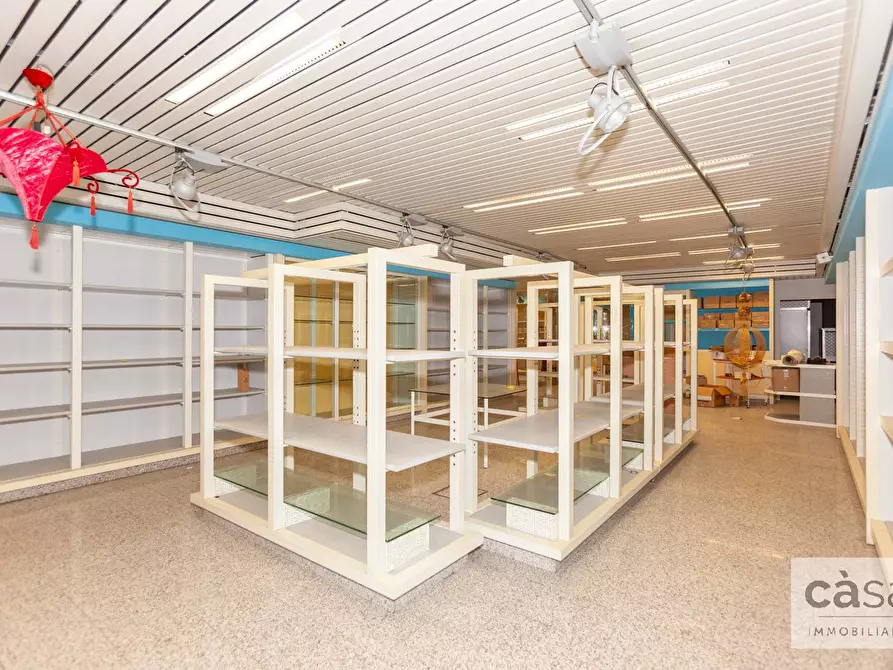 Immagine 30 di Locale commerciale in affitto  in viale borri a Varese