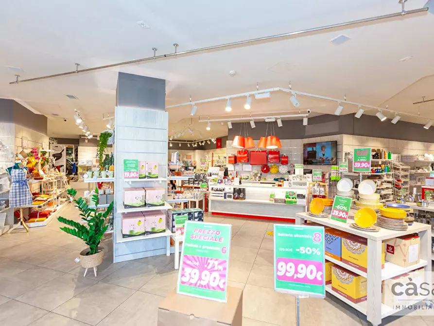 Immagine 8 di Locale commerciale in vendita  in Viale Luigi Borri a Varese