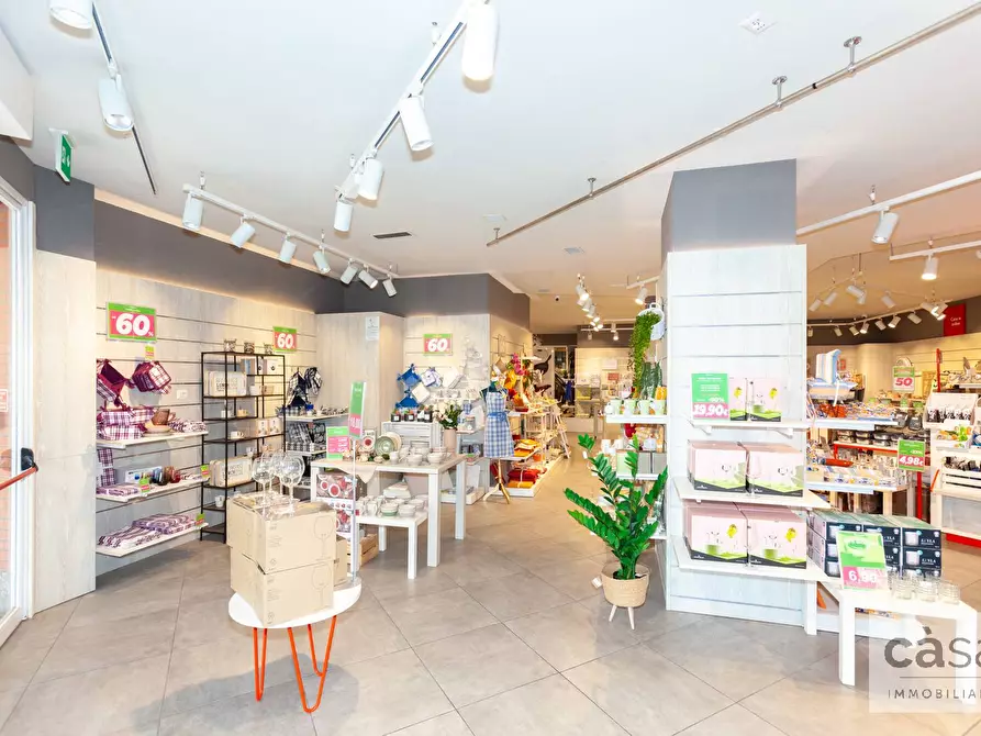 Immagine 9 di Locale commerciale in vendita  in Viale Luigi Borri a Varese