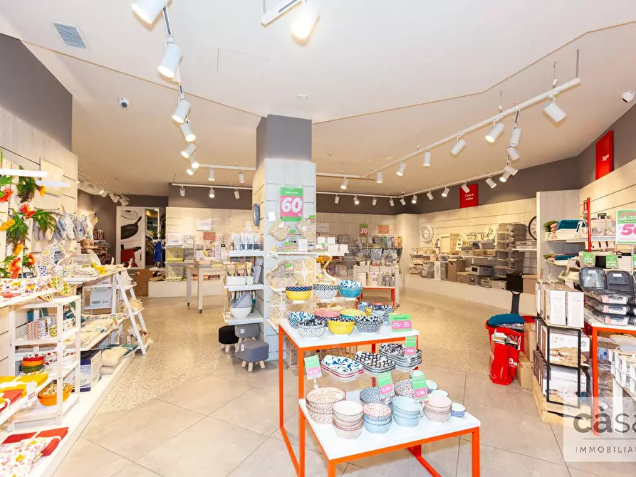 Immagine 10 di Locale commerciale in vendita  in Viale Luigi Borri a Varese