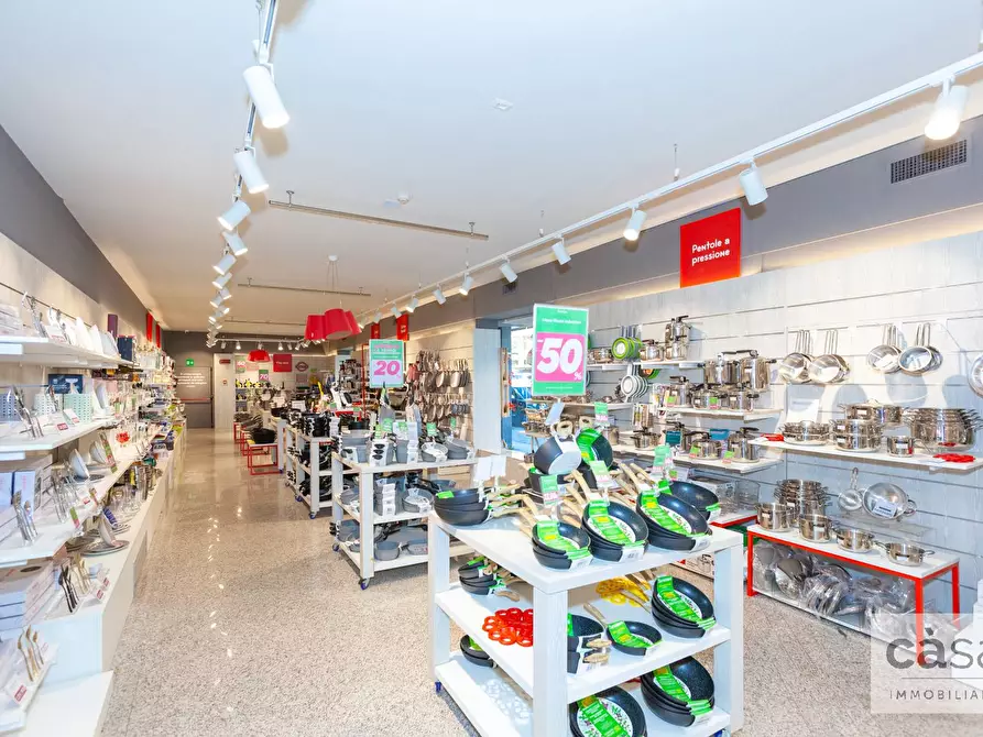 Immagine 13 di Locale commerciale in vendita  in Viale Luigi Borri a Varese