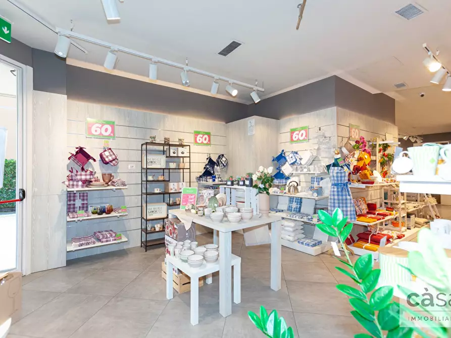 Immagine 16 di Locale commerciale in vendita  in Viale Luigi Borri a Varese