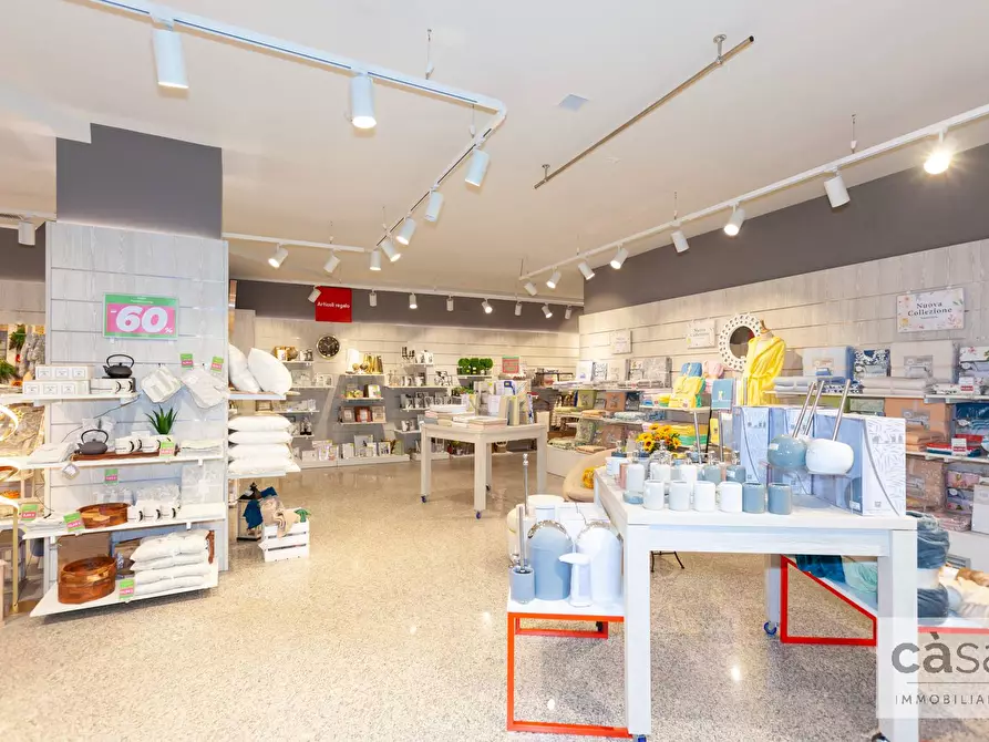 Immagine 17 di Locale commerciale in vendita  in Viale Luigi Borri a Varese