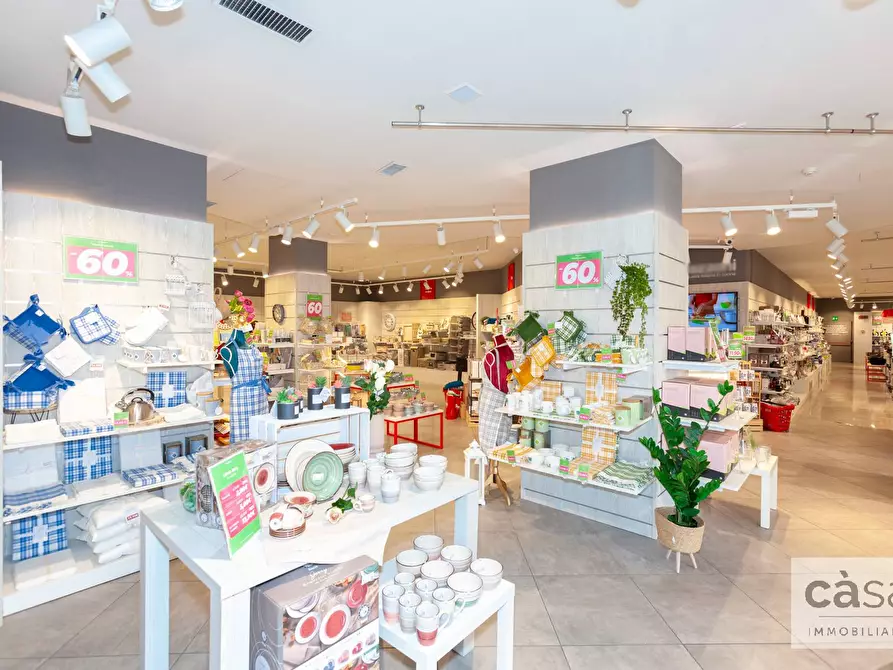Immagine 11 di Locale commerciale in vendita  in Viale Luigi Borri a Varese