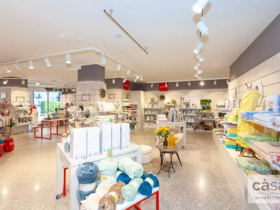 Immagine 18 di Locale commerciale in vendita  in Viale Luigi Borri a Varese