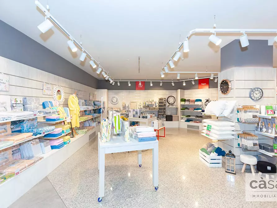 Immagine 19 di Locale commerciale in vendita  in Viale Luigi Borri a Varese