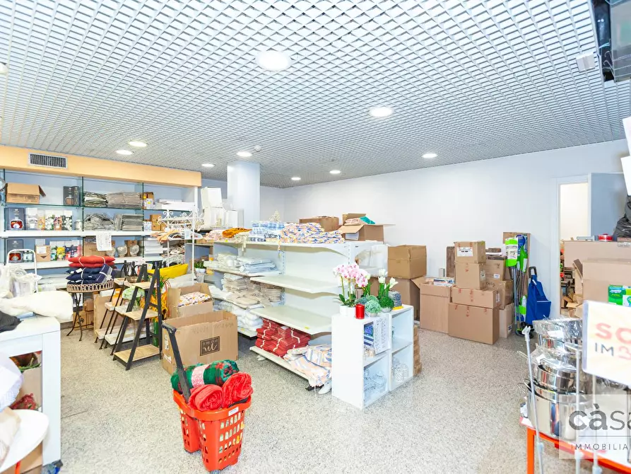 Immagine 20 di Locale commerciale in vendita  in Viale Luigi Borri a Varese