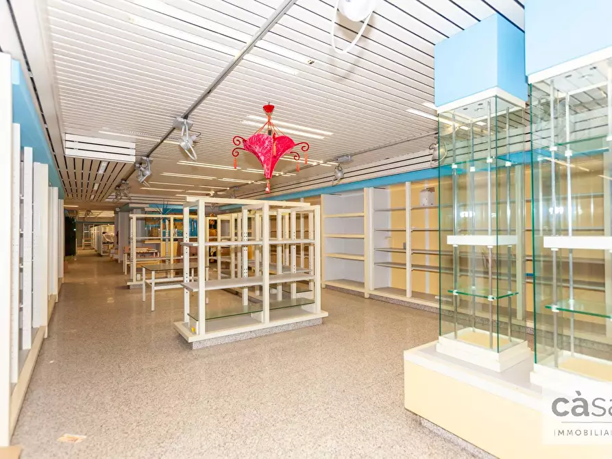 Immagine 29 di Locale commerciale in vendita  in Viale Luigi Borri a Varese
