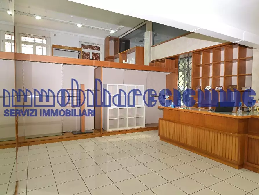 Immagine 13 di Locale commerciale in vendita  in PIAZZA V. VENETO a Calolziocorte
