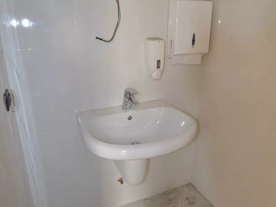 Immagine 10 di Locale commerciale in vendita  in CORSO MARTIRI DELLA LIBERAZIONE a Lecco