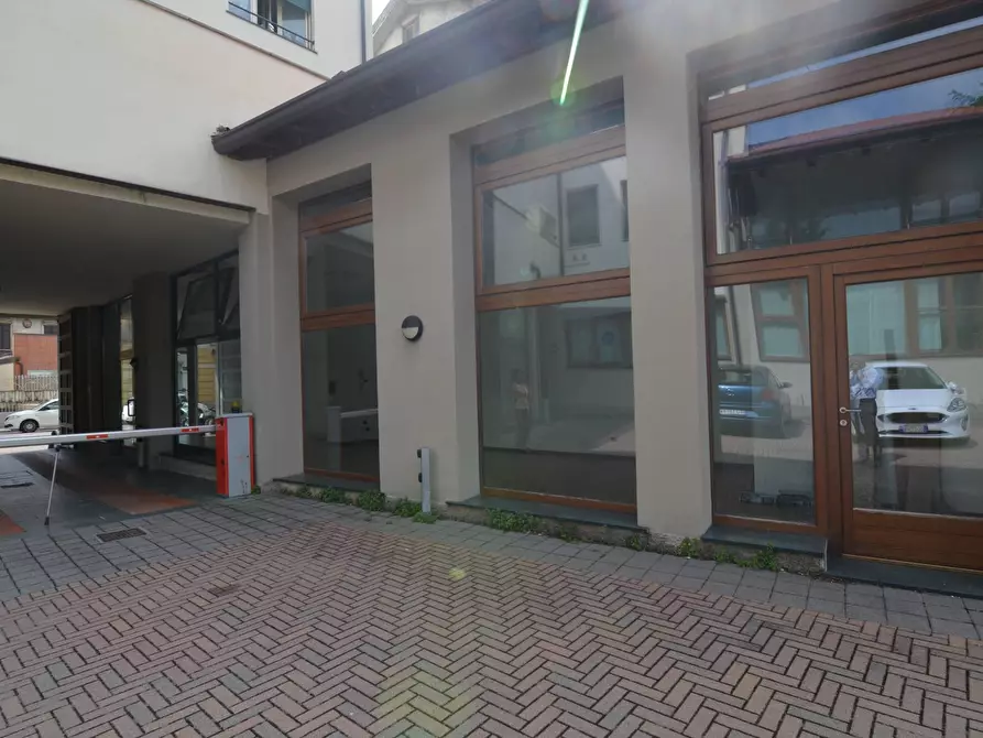 Immagine 9 di Locale commerciale in vendita  in CORSO MARTIRI DELLA LIBERAZIONE a Lecco