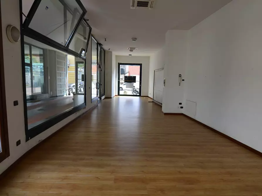 Immagine 2 di Locale commerciale in vendita  in CORSO MARTIRI DELLA LIBERAZIONE a Lecco