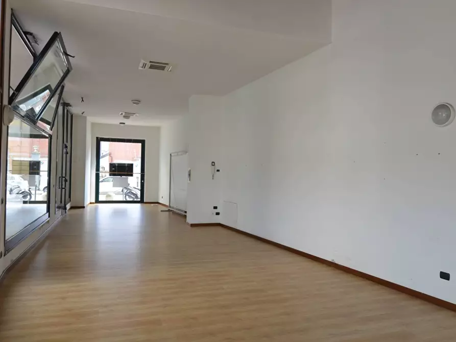 Immagine 3 di Locale commerciale in vendita  in CORSO MARTIRI DELLA LIBERAZIONE a Lecco