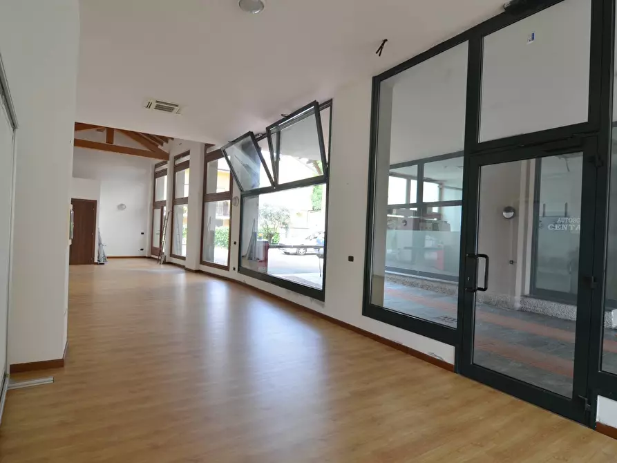 Immagine 4 di Locale commerciale in vendita  in CORSO MARTIRI DELLA LIBERAZIONE a Lecco