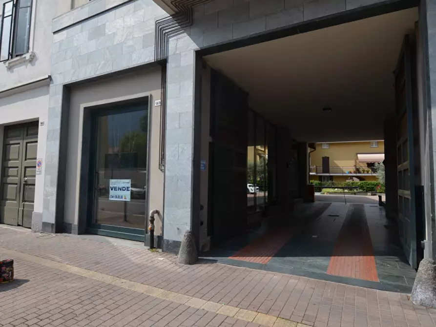 Immagine 5 di Locale commerciale in vendita  in CORSO MARTIRI DELLA LIBERAZIONE a Lecco