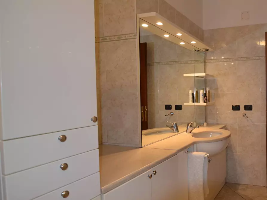 Immagine 25 di Appartamento in vendita  in VIA SPIROLA a Lecco