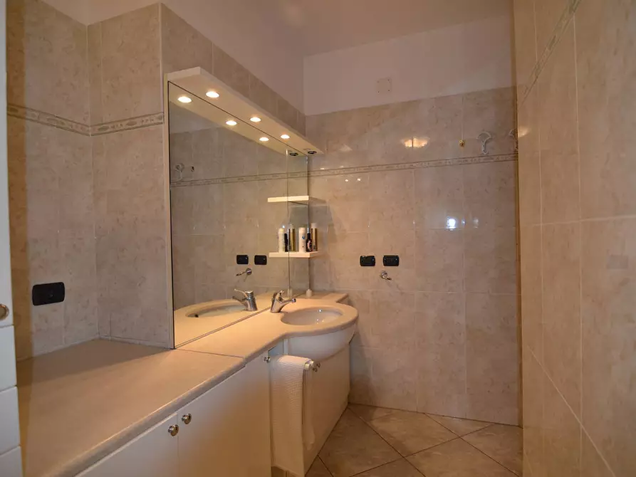 Immagine 26 di Appartamento in vendita  in VIA SPIROLA a Lecco