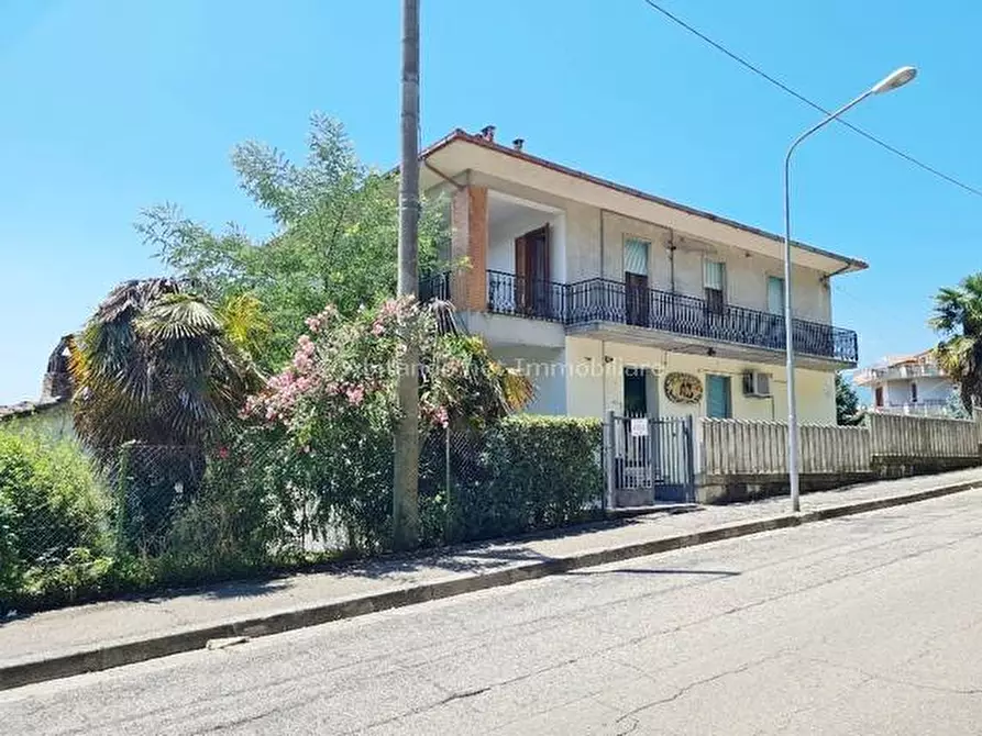 Immagine 1 di Casa bifamiliare in vendita  in Via Verrotti a Penne