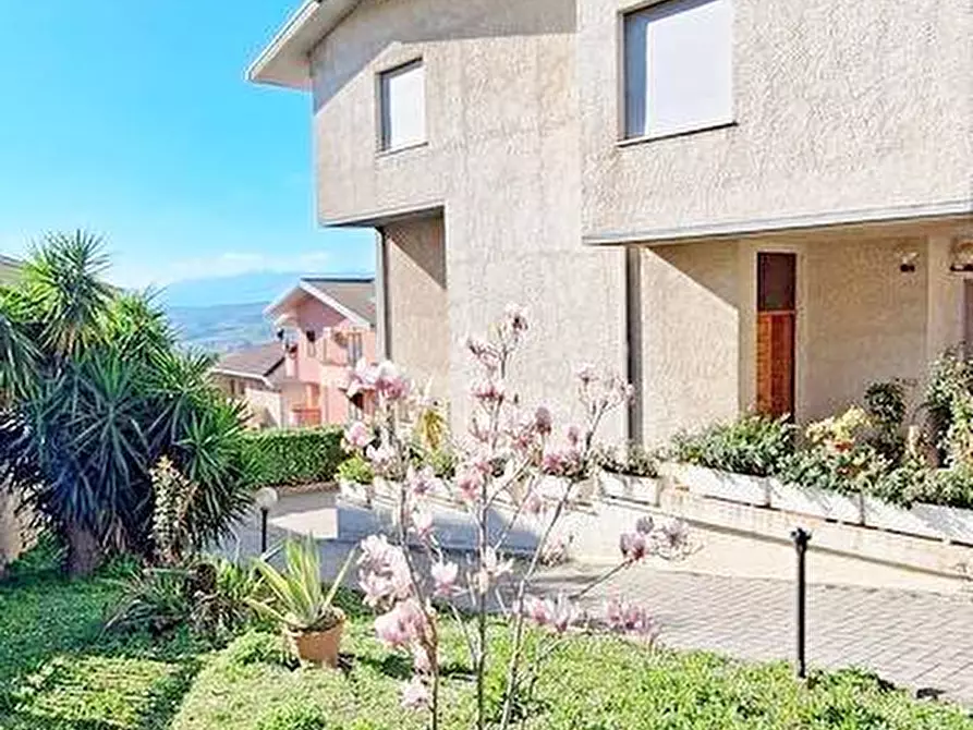 Immagine 2 di Villa in vendita  a Penne