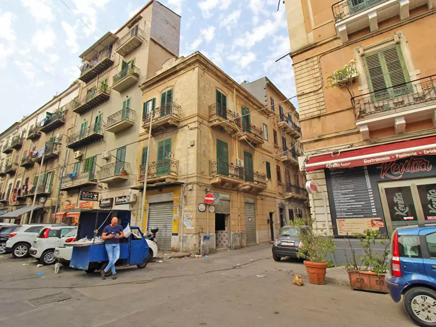 Immagine 4 di Locale commerciale in vendita  in Via Collegio Di Maria Al Borgo a Palermo
