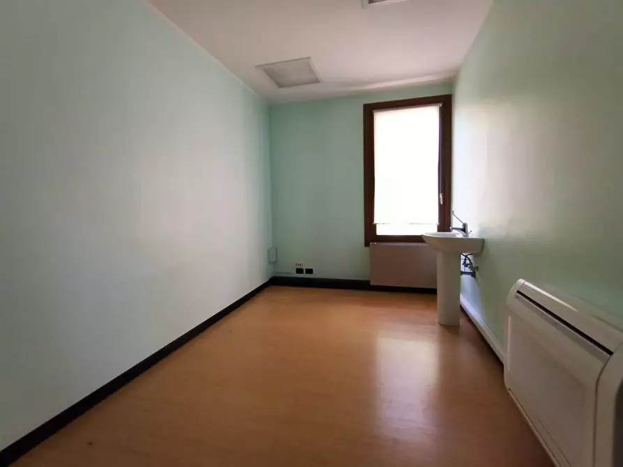 Immagine 7 di Ufficio in affitto  in Via San Dona' a Venezia