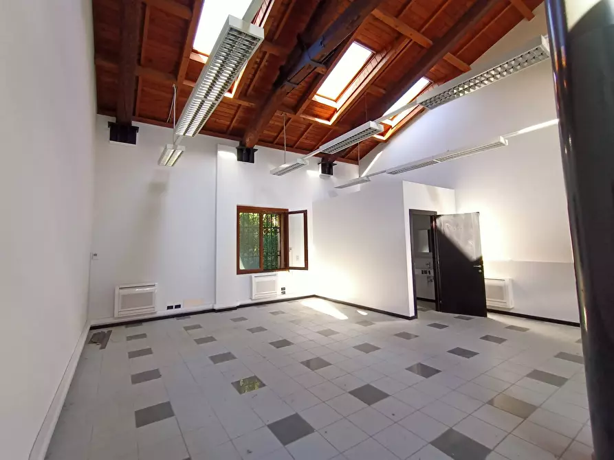 Immagine 8 di Ufficio in affitto  in via san dona' a Venezia