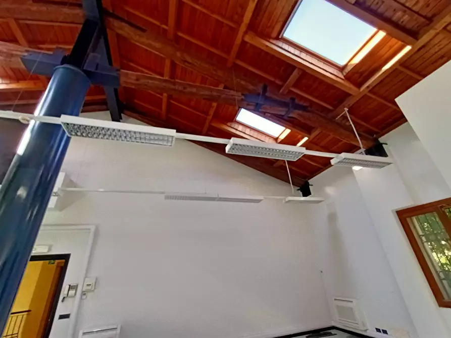 Immagine 11 di Ufficio in affitto  in via san dona' a Venezia