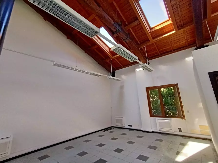 Immagine 15 di Ufficio in affitto  in via san dona' a Venezia